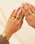 Gouden ringen mix om vingers