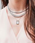 Trendy kettingen om de hals van het model zilver