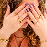 Mix en match van gouden ringen om vingers