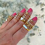 gouden ringen mix om vingers vrouw