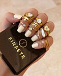 Mix van gouden ringen om hand