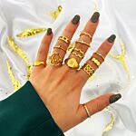 mix van gouden ringen om vingers vrouw met satijnen glitter achtergrond