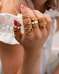 gouden ringen mix om vingers