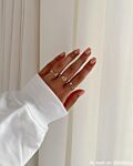 Gouden ringen gedragen door influencer om vingers