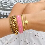 Leuke gouden armbanden met een roze