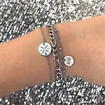 Meisje draagt zilveren armparty met mix van armbandjes