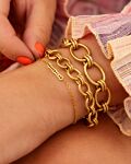Mix van gouden armbanden om pols 