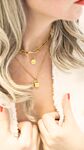 Ketting met letter in het goud om de hals