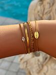 Model draagt gouden armband