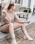 FINASTE model draagt Musthave leatherlook legging in de kleur beige