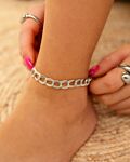 Zilveren enkelbandje met chains bij model