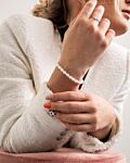 Vrouw draagt zilveren parel armband