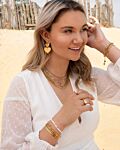 Gouden sieraden bij model