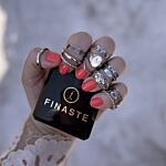 Model met super mooie zilveren ringen om en een doosje in haar hand