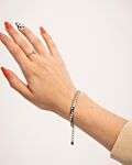 Trendy platte chain in het zilver om de pols van het model