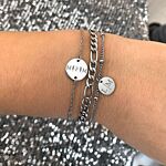 mooie look van zilveren armbanden om de pols voor een complete look