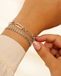 Model draagt zilveren armbanden mix