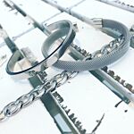 Zilveren sieraden op een houten plankje samen