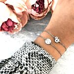 Armband met drie letters graveren in combinatie met andere armbandjes