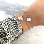 Mini armbandje met muntje met graveerbare letter en schelp