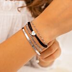 Model draagt zilveren armbanden