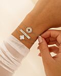Zilveren armparty bij model