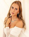Model draagt zilveren sieraden mix