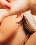 Model draagt earrings little drop