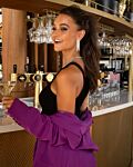 Model met hollywood earrings in oor