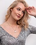 model met zilveren coin ketting om