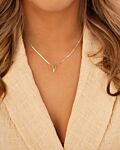 Zilveren letter ketting bij model