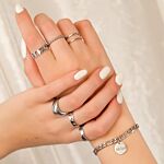 Leuke mix van de zilveren trendy ringen om handen