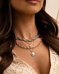 Zilveren necklaceparty bij model