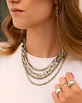 Model draagt statement kettingen mix in het zilver