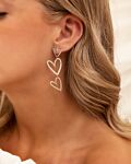 Triple hartjes oorbellen op model zilverkleurig 