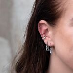 leuke oorbellen in het oor voor een complete look