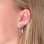 Trendy ear cuff met bolletjes in het oor voor een leuke look