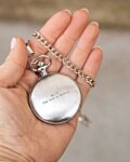 Zilveren pocket watch in hand