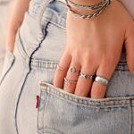 Trendy mix van ringen in de broekzak voor een trend look