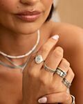 Model draagt zilveren ringen