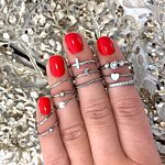 leuke zilveren ringen voor om de hand voor een complete look
