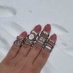 Leuke set met ringen in de hand om te dragen