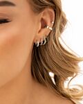 Model draagt zilveren shiny oorringetjes