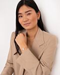 Model draagt zilveren sieraden