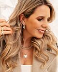 Model draagt zilveren sieraden mix