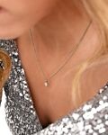 Ketting met steentje om hals model zilverkleurig