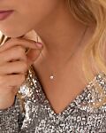 Mooie zilveren sparkle square ketting om de hals van het model