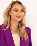 Model draagt zilveren sieraden look