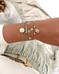 Model draagt zilveren armbanden mix