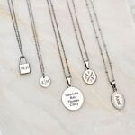 Trendy ketting op een marmeren plaatje